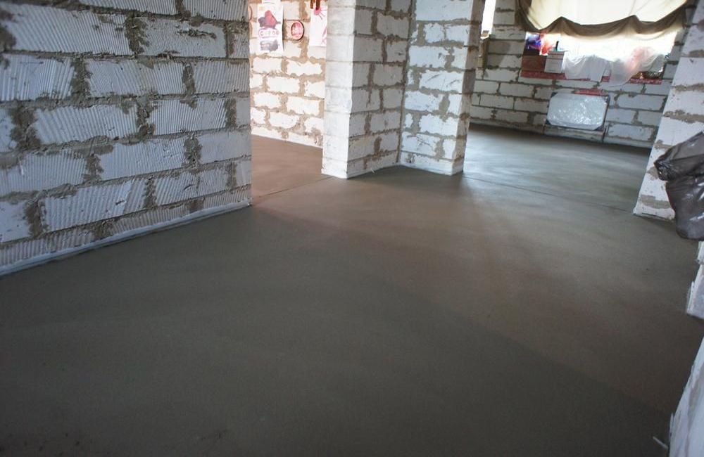 Преимущества полусухой стяжки Хрущевка в гараже – прочное, ровное и влагостойкое покрытие, которое быстро уклады<em>вается и</em> идеально подходит для активной эксплуатации. Узнайте о его цене и улучшениях для вашего пространства.» title=»От чего зависит цена на полусухую стяжку в гараже?» style=»display:block; margin:0 auto;»/><figcaption style=